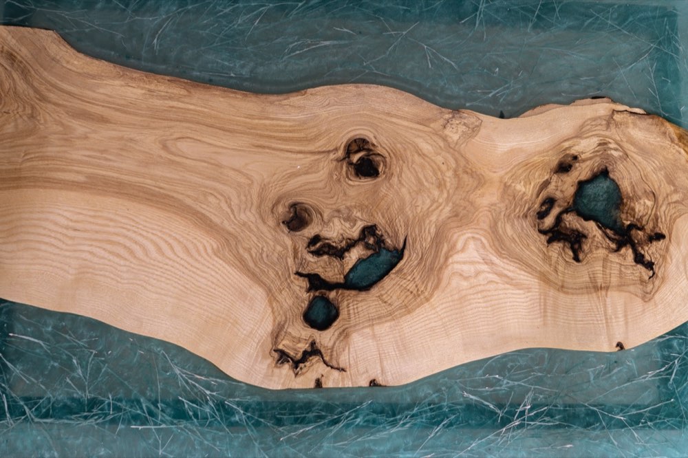 Mesa de madera y resina de Lilita Design